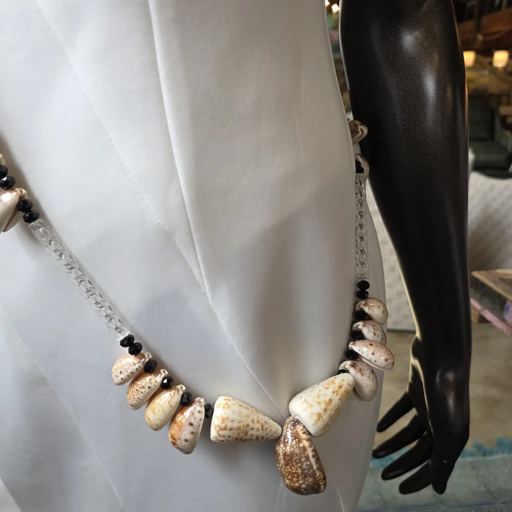 ✨Vintage Cowrie Shell, Crystals, Acrylic Spirals Statement Necklace W/ Leather✨️ - Picture 10 of 15